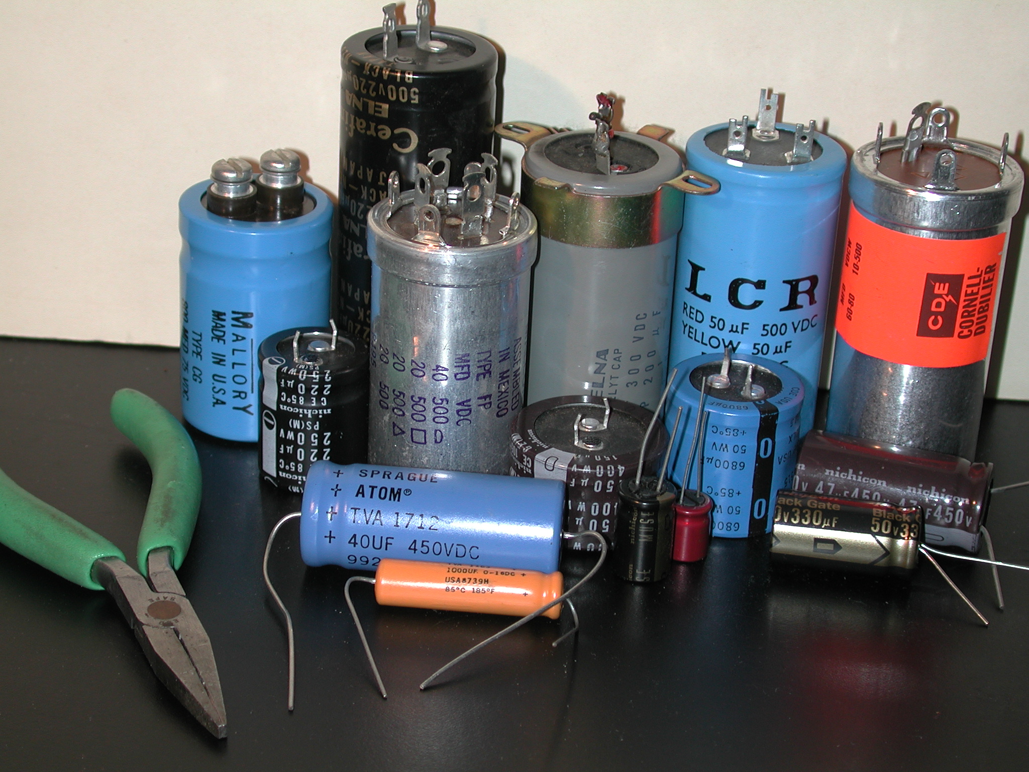 Axial Leads Aluminum Electrolytic Capacitors, Low Leakage